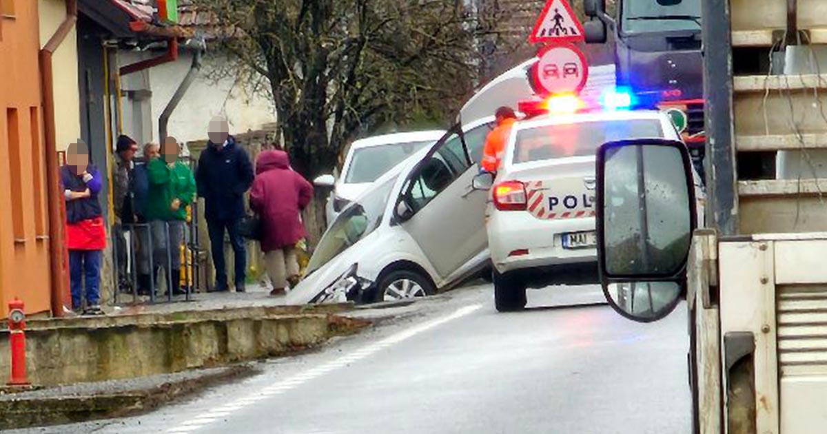 FOTO. Accident pe DN1C, Satu Mare-Baia Mare. Mașină ajunsă în șanț