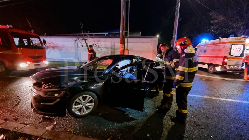 FOTO/VIDEO. Accident în municipiul Satu Mare. Persoană încarcerată. Intervin pompierii