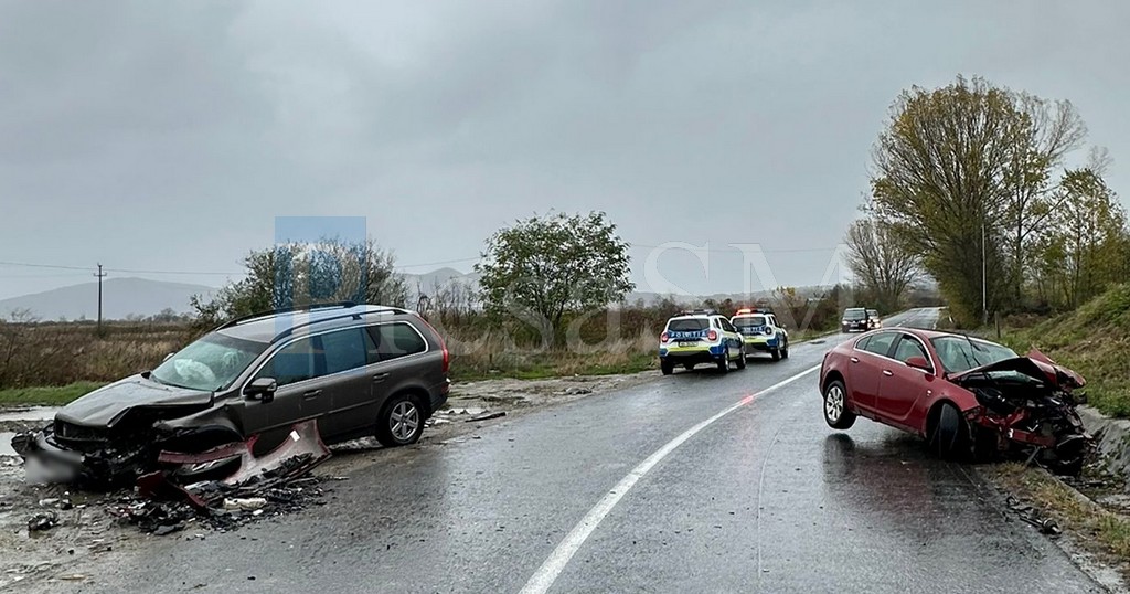 FOTOGALERIE. Accident frontal, cu 5 răniți (2 copii) în județul Satu Mare. Două mașină in șanț