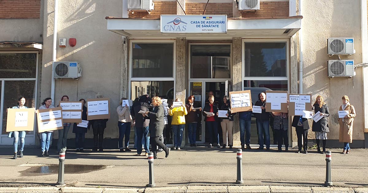 FOTO. Protest la Casa de Sănătate Satu Mare. Angajații au ieșit din nou în stradă din cauza salariilor