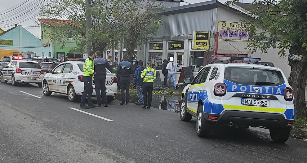 FOTOGALERIE. ”Accident” comic în Satu Mare. Scandal între biciclist și șofer