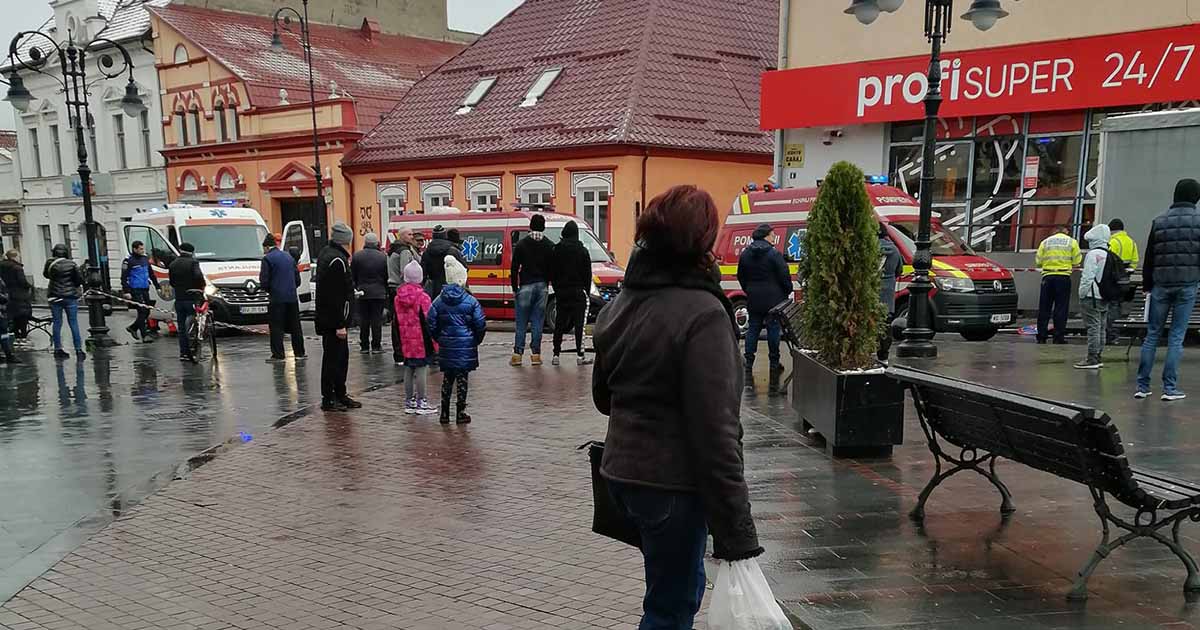 FOTO. Accident cumplit în țară. Șoferul unui TIR s-a înecat cu o bomboană și a lovit trei pietoni. Un bărbat a murit