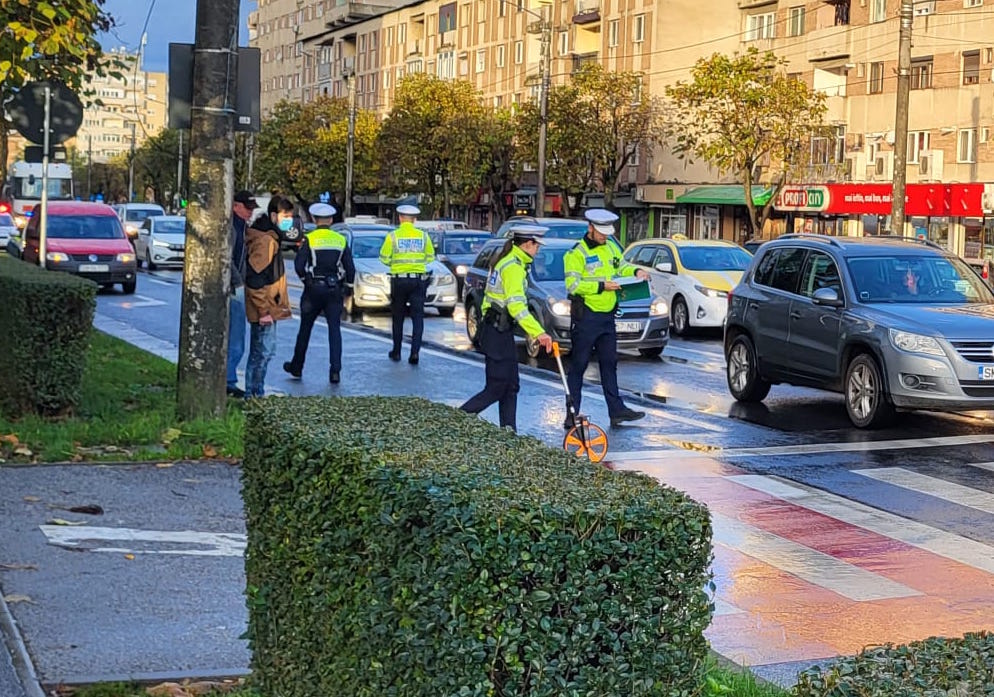 FOTO. Pieton (19 ani) lovit de o mașină condusă de un pensionar, pe Drumul Careiului