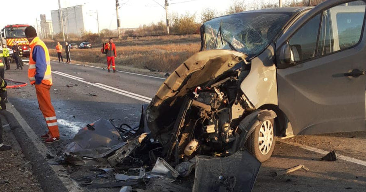 FOTO/VIDEO. Accident cumplit în țară. Trei persoane au murit, altele 8 rănite. O mașină s-a rupt în două în urma impactului