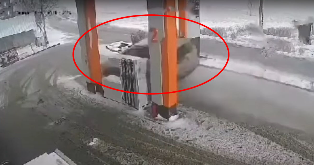 VIDEO. La un pas de explozie într-un județ din țară. Mașina șoferiței „zboară” milimetric pe lângă pompa unei benzinării