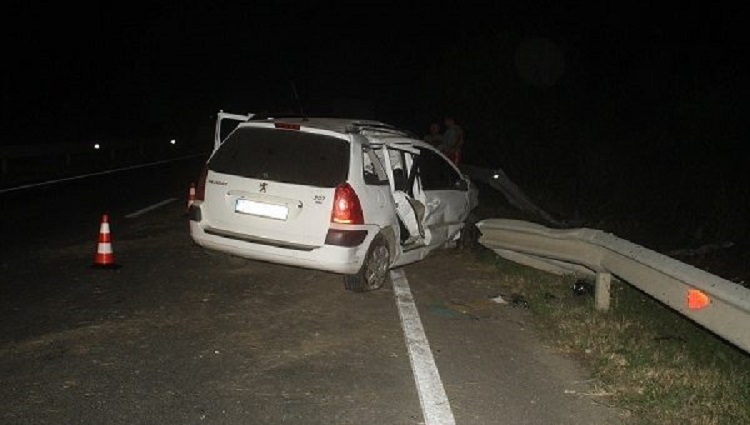 Tânăr din Satu Mare, aproape de coma alcoolică, a înfipt mașina în parapet. Astăzi, în județul vecin