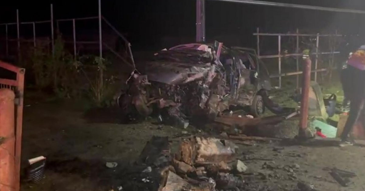 FOTO/VIDEO. Tragedie în județul vecin. Doi morți și doi copii răniți într-un accident. Tânărul șofer a ajuns în curtea unei case