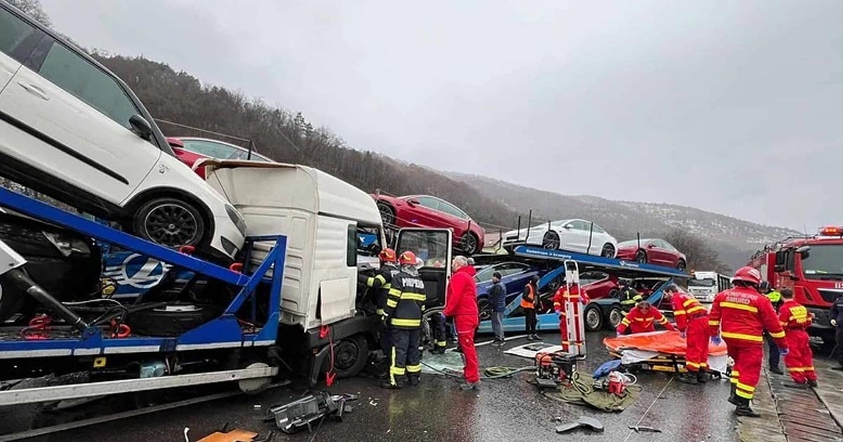 FOTO. Accident în țară, între două platforme încărcate cu mașini. Bărbat încarcerat, mașini Tesla distruse