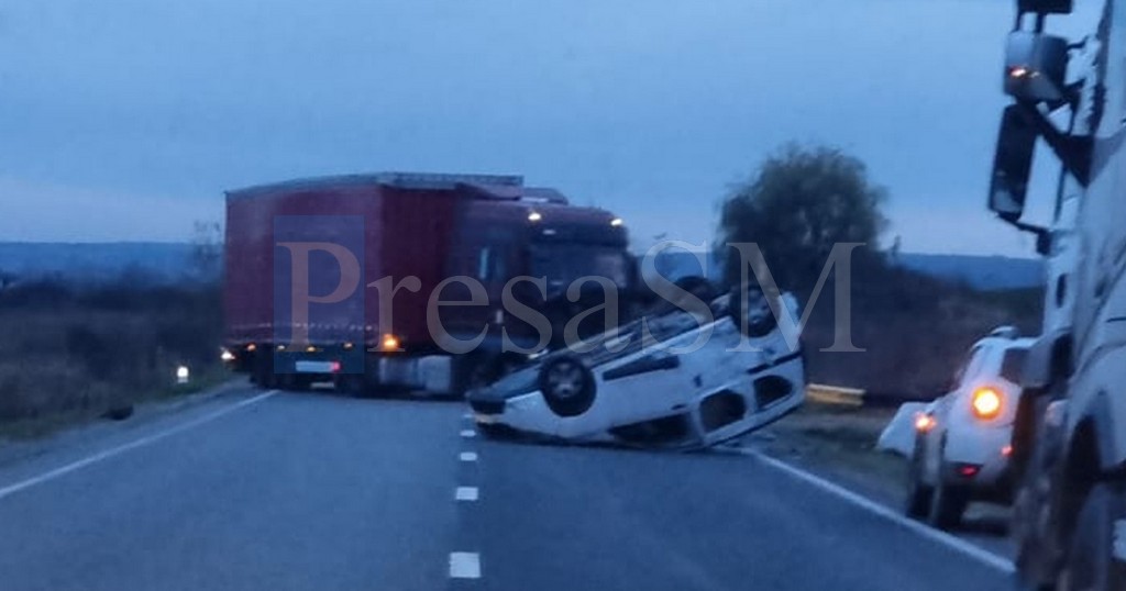 VIDEO. Accident grav în județul Satu Mare. Mașină răsturnată pe DN19A, lovită de un TIR