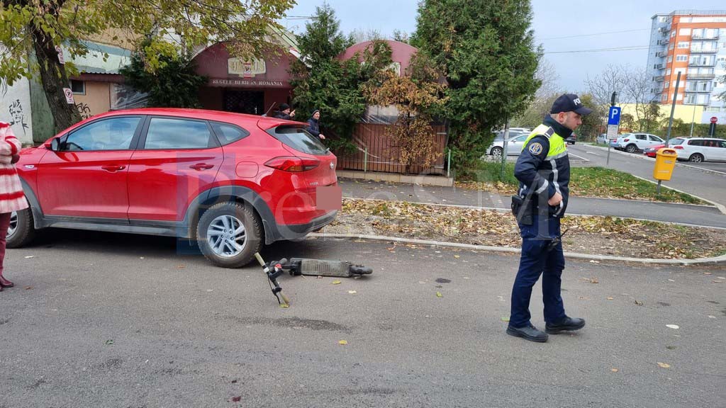 FOTO. Sătmărean, inconștient după un accident, în municipiul Satu Mare. A intrat cu trotineta electrică într-o mașină