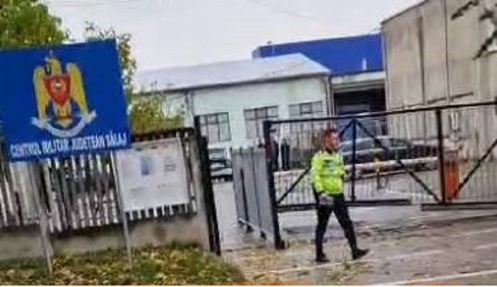 FOTO. Un sătmărean, aparent drogat, a intrat cu mașina în poarta unei unități militare