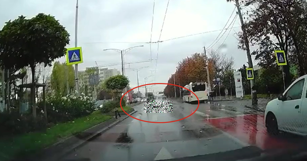 VIDEO. Se întâmplă în România. Adolescentă lovită de mașină, abandonată, ignorată şi de ceilalți șoferi din trafic