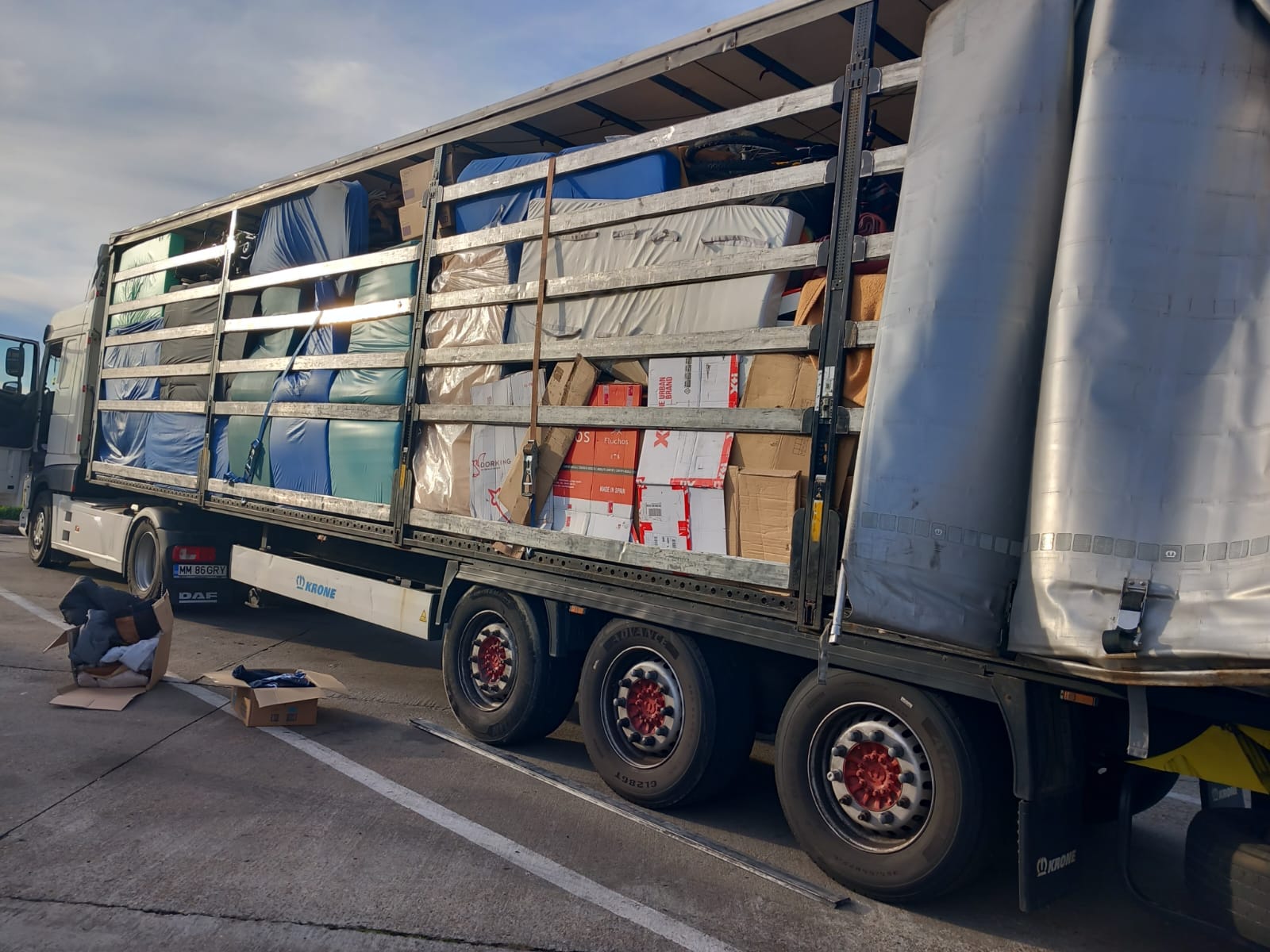 FOTO. Ajutoare umanitare, trimise înapoi. Protecția Consumatorului SM: Erau murdare, cu pete și fire de păr