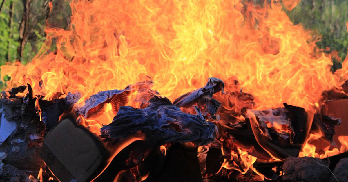 „Dacă arzi deşeuri, faci puşcărie!”: Șeful Gărzii de Mediu vrea pedepse cu închisoarea pentru cei care ard ilegal gunoaie