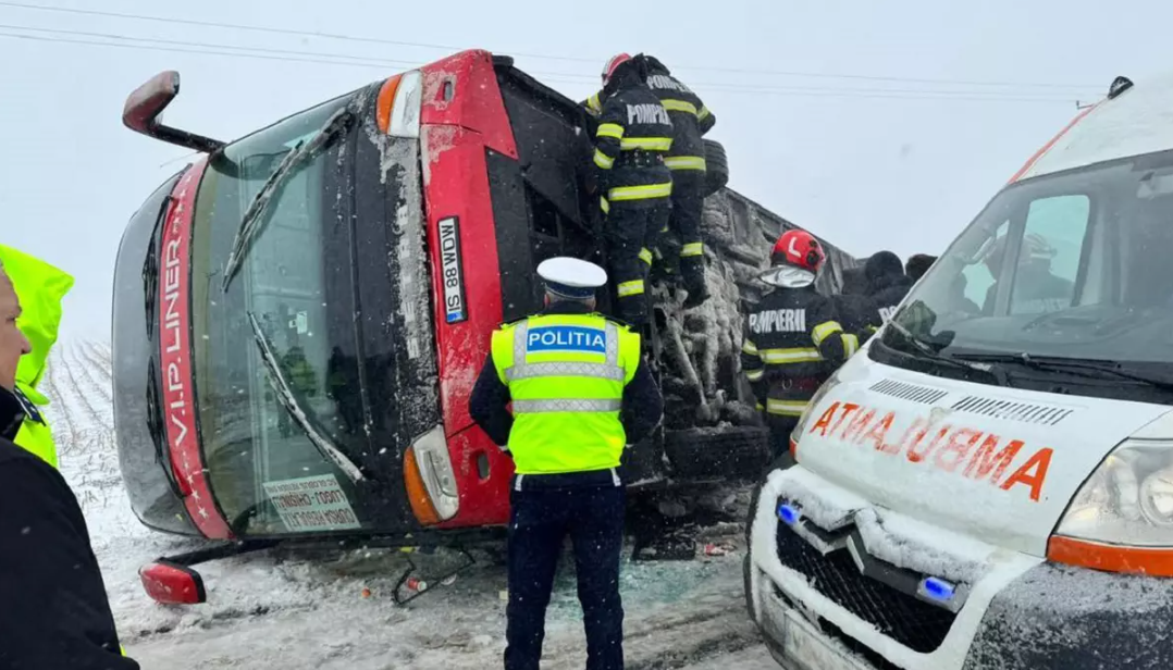 FOTO/VIDEO. Autocar, cu 40 de pasageri, răsturnat. S-a activat planul roșu, 15 persoane rănite