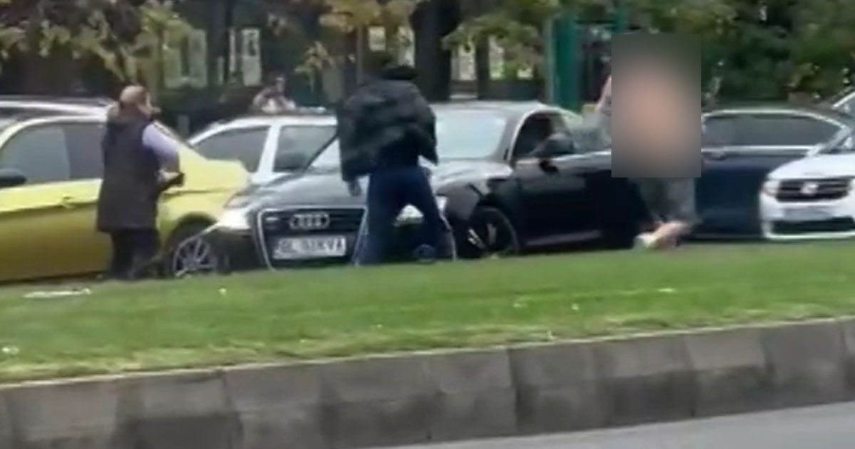 VIDEO. Se întâmplă în România. Șofer șicanat, scos din mașină și bătut în plină stradă. "Amorezul" gelor a încercat să fugă cu avionul