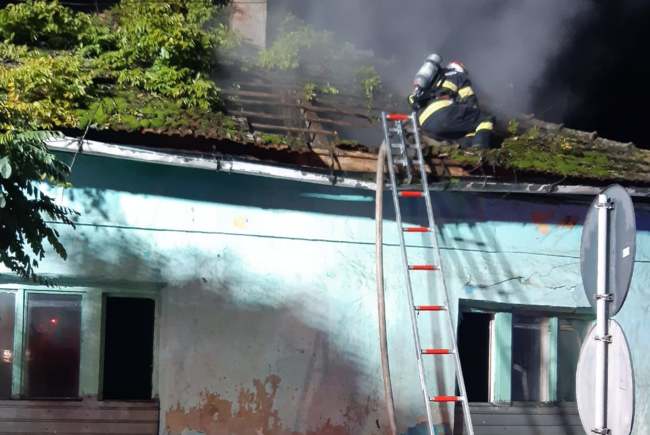 FOTO. Bărbat găsit carbonizat în propria locuință. Incendiu în miez de noapte, pompierii nu l-au mai putut salva