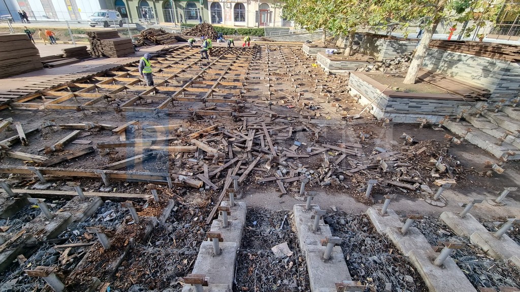 FOTOGALERIE. Se lucrează intens la reabilitarea ”Gropii lui Gyuszi”. Structura s-a degradat puternic, era un pericol pentru cetățeni