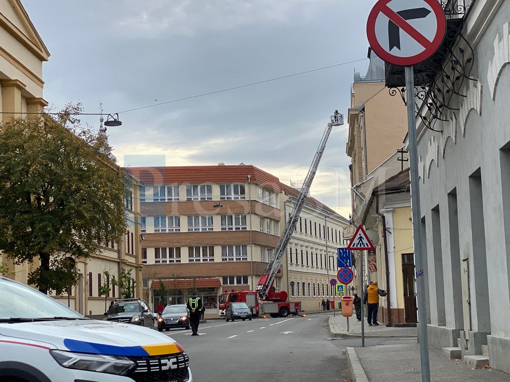 FOTO. Poliția a închis complet o stradă centrală. Intervin de urgență a Pompierilor