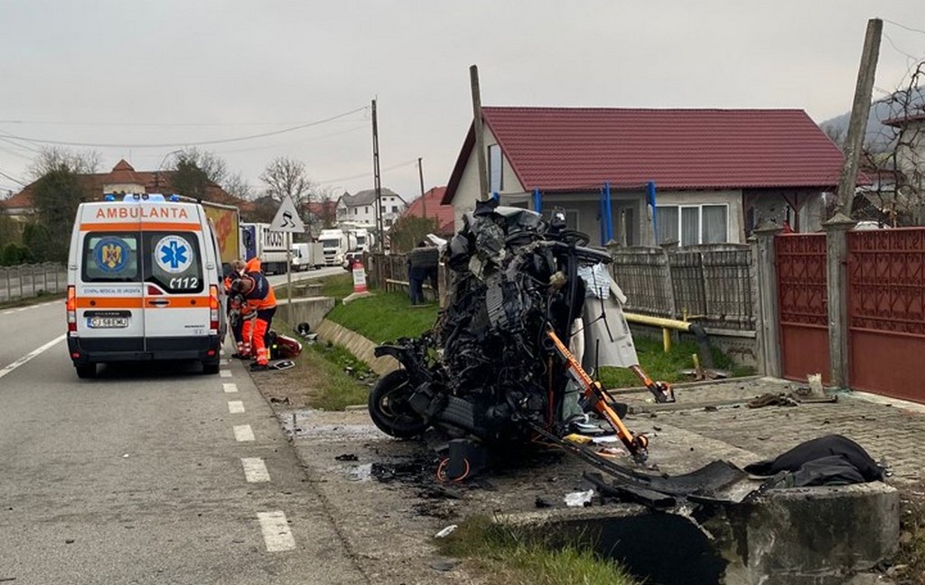 FOTO. Accident teribil pe DN1C. Mașină ruptă în bucăți după coliziunea cu un cap de pod