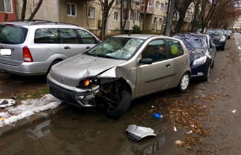 Accident în lanț, în Satu Mare. O șoferiță a fugit după ce a avariat mai multe mașini
