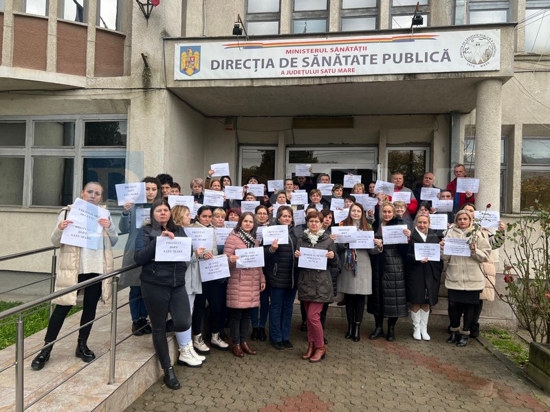 FOTO. Protest vehement la DSP Satu Mare. Opresc banii pentru spitale, medicii de familie și asigurarea cu medicamente