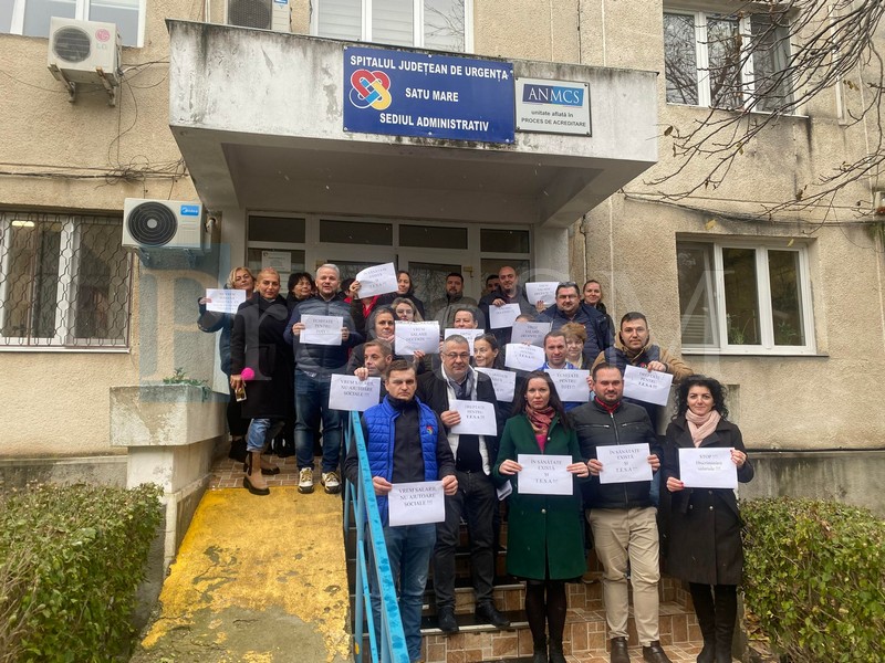 FOTO. Protest la Spitalul Județean Satu Mare! ”Îndurăm permanent o umilință şi o discriminare salarială”