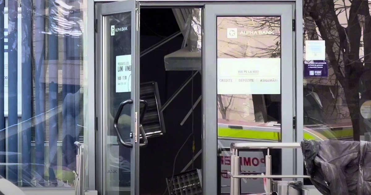 VIDEO. Incident la o bancă din țară. Clienții au căzut cu tot cu podea la demisol. Apoi a picat și tavanul