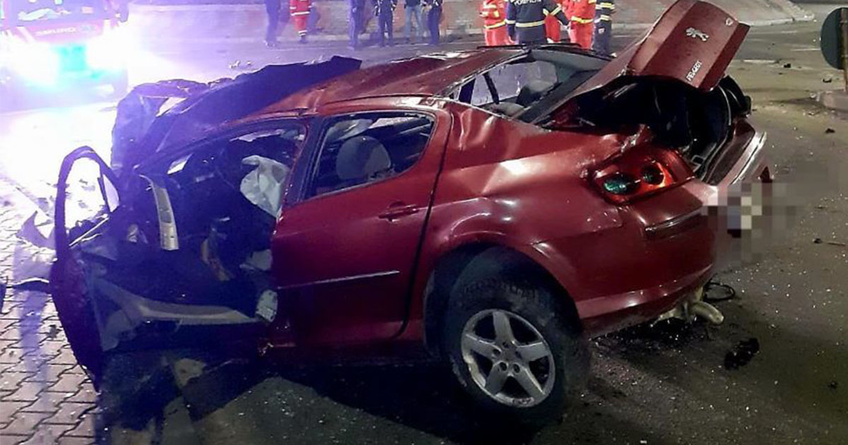 FOTO/VIDEO. Accident cumplit în țară. Un tânăr de 24 de ani a murit. A sărit cu mașina peste un sens giratoriu