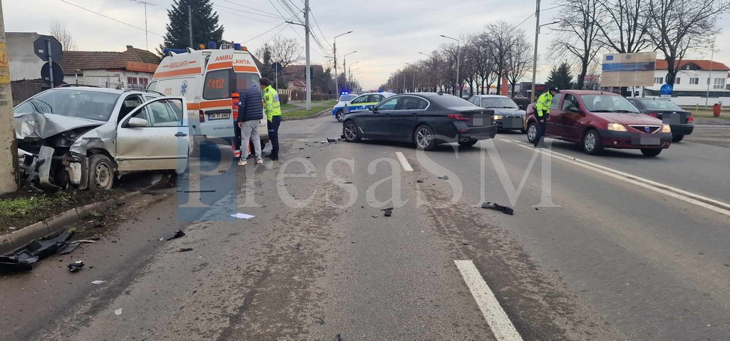 FOTO. Accident pe Drumul Careiului, Skoda în stâlp, șoferul unui BMW, neatent