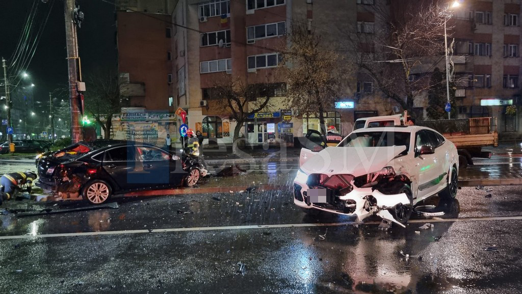 FOTO/VIDEO. Accident violent la urcarea pe podul Golescu. Două mașini făcute praf. Una s-a oprit în stâlp