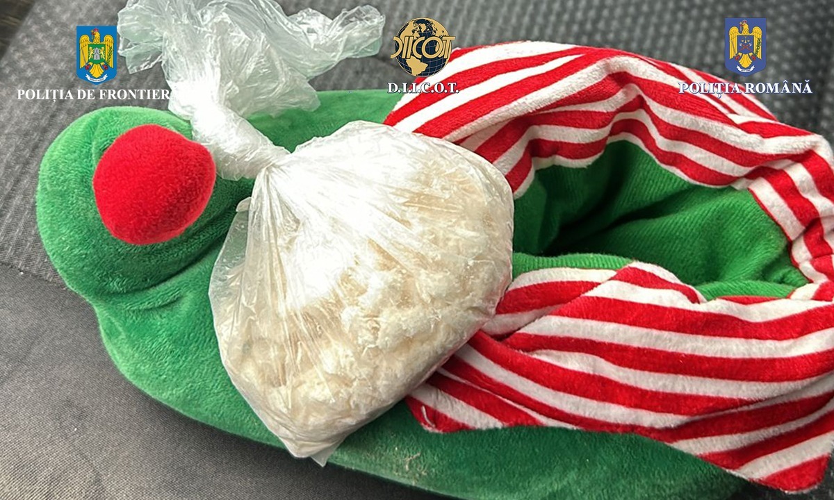 FOTO. Și-a ascuns drogurile în papucii de spiriduș. A fost prins de polițiștii de frontieră