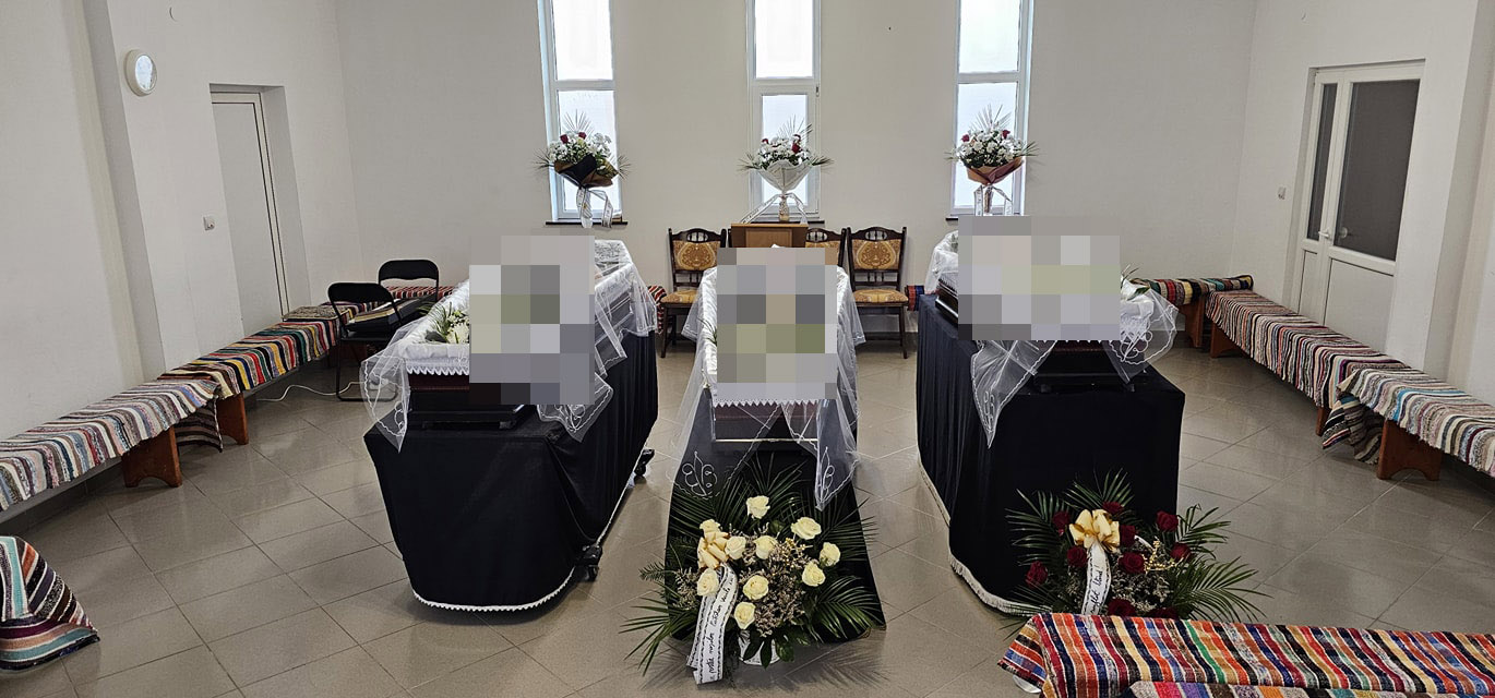 FOTO. Triplă înmormântare la Halmeu. Mama, fiul și bunica, conduși pe ultimul drum