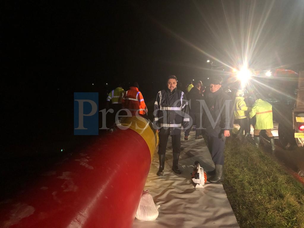 FOTO. Autoritățile în alertă la Craidorolț, din cauza Codului roșu de pe Crasna. Trafic oprit pe un drum inundat din județ