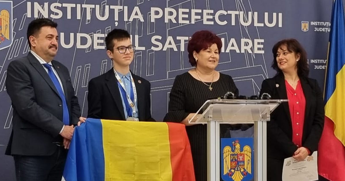 FOTO. Elevul de aur al Sătmarului, premiat de prefectul Roca. A obținut un succes istoric