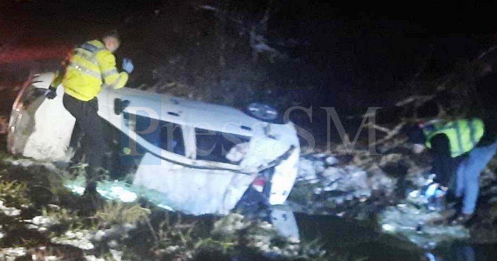 FOTO. O șoferiță începătoare (20 ani) s-a răsturnat cu mașina în șanț. Trei fete au ajuns la spital, în Negrești-Oaș