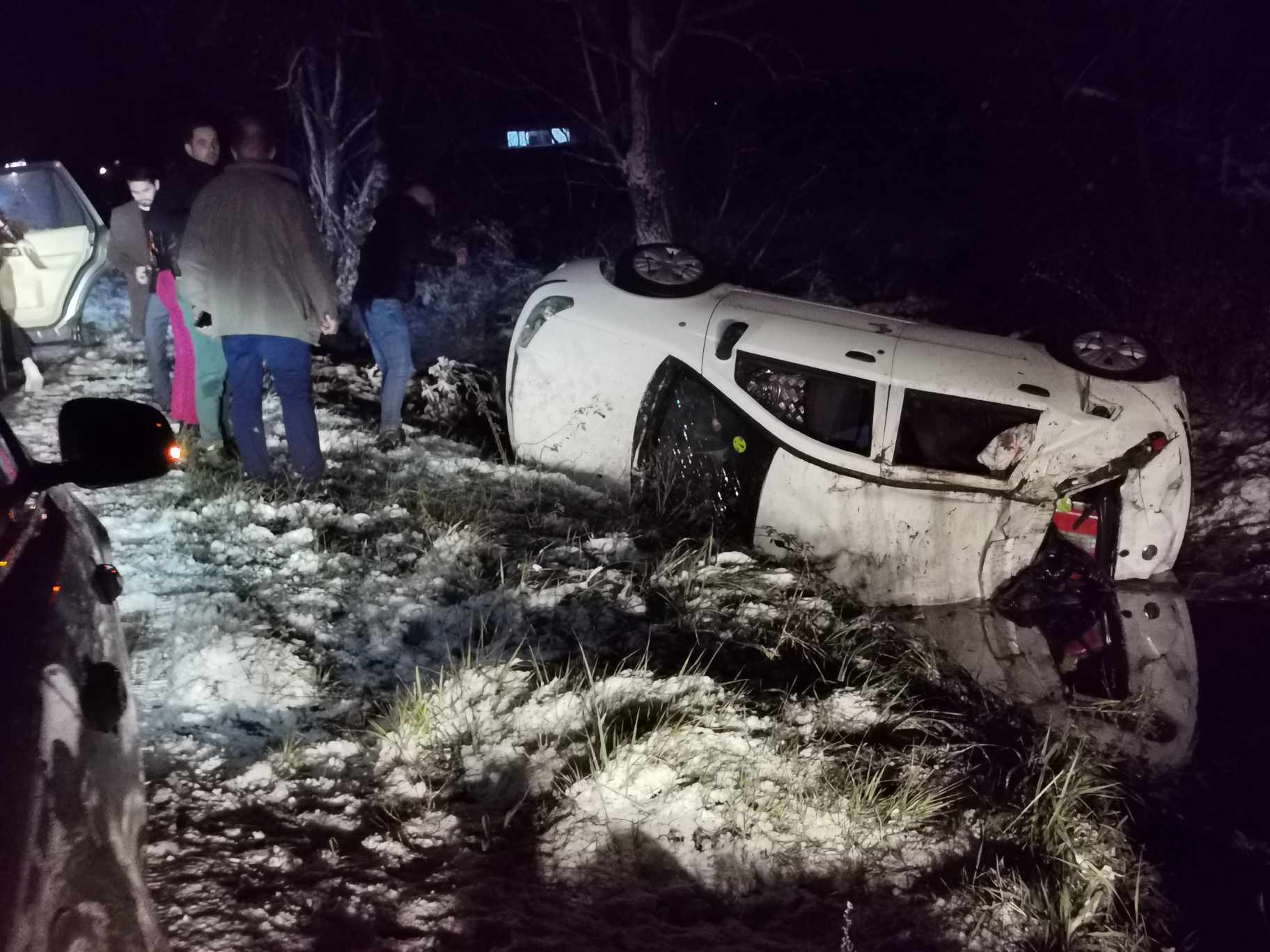 FOTO. Un șofer s-a răsturnat cu mașina în Oaș. Mai multe persoane au ajuns la spital