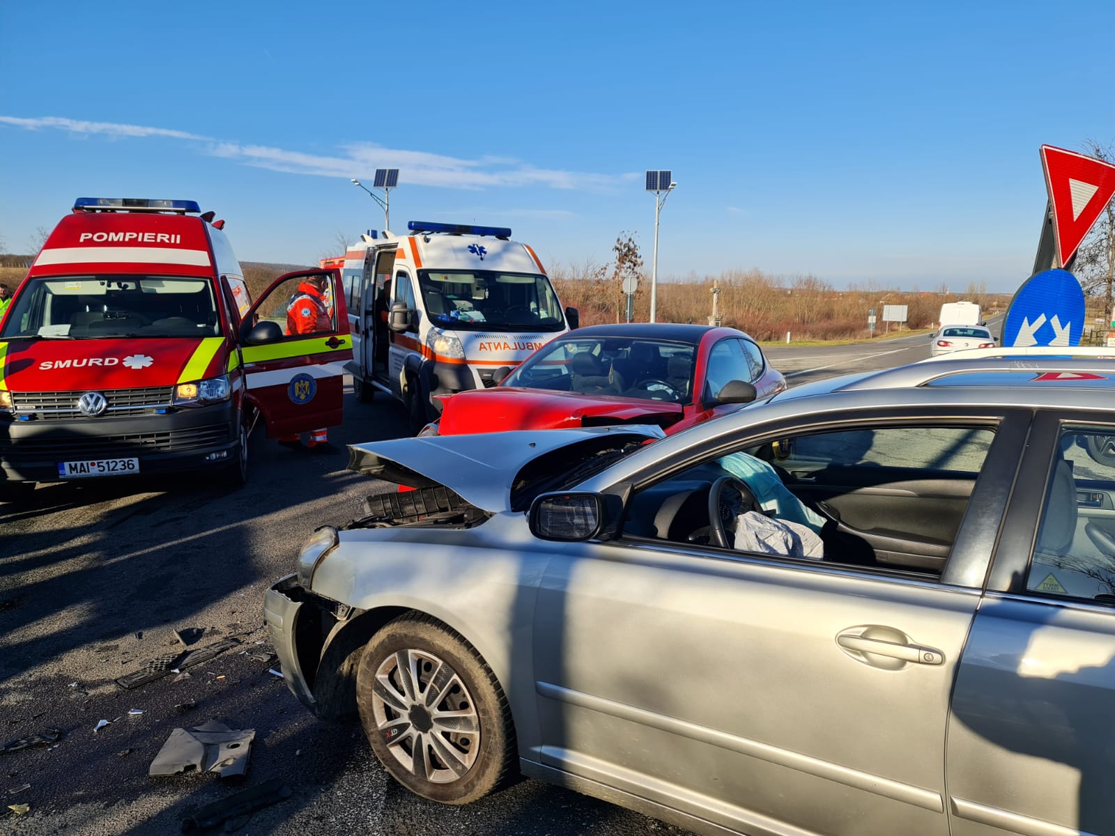 FOTO. Accident cu 3 victime în județul Satu Mare. Coliziune frontală între mașini