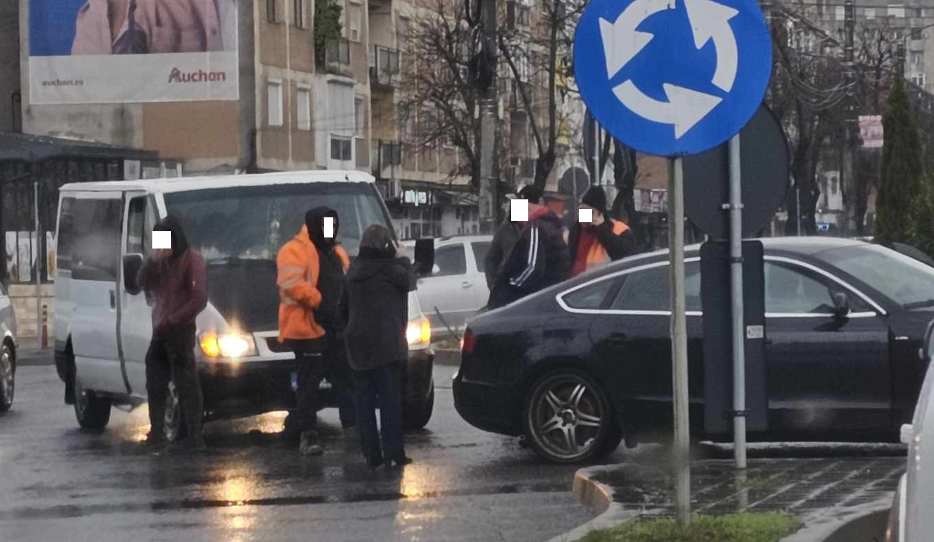 FOTO. Accident pe Drumul Careiului. O dubă plină cu muncitori a lovit o mașină, în sensul giratoriu