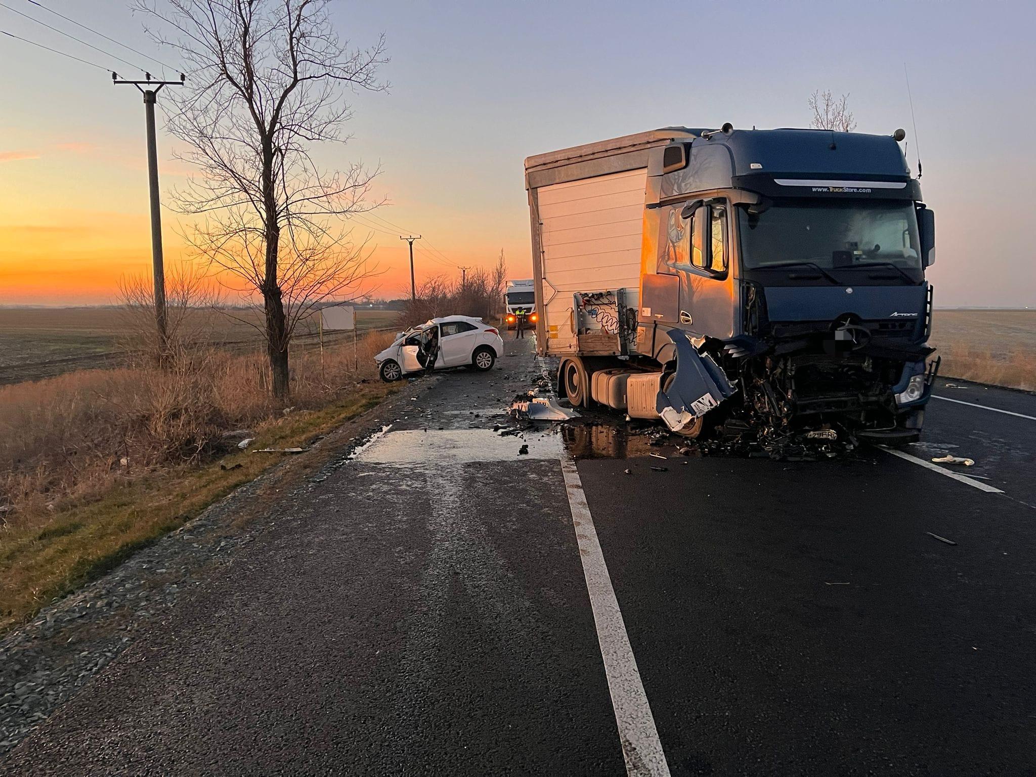 FOTO. Accident cumplit în țară. Trei morți după impactul violent dintre un TIR și o mașină