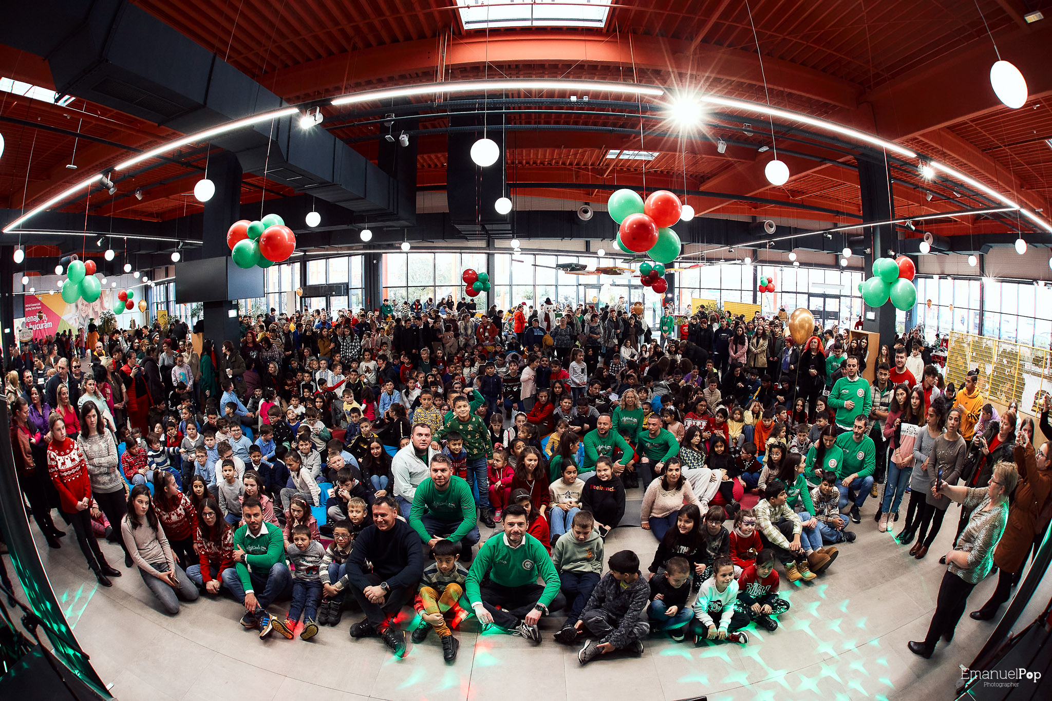 FOTO. Gest impresionant la Satu Mare! 600 de copii orfani sau nevoiași au primit cadouri de la voluntarii cu suflet mare