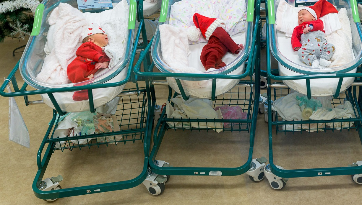 O fetiță este primul născut al anului 2024 în Satu Mare! Un băiețel este ultimul născut în 2023