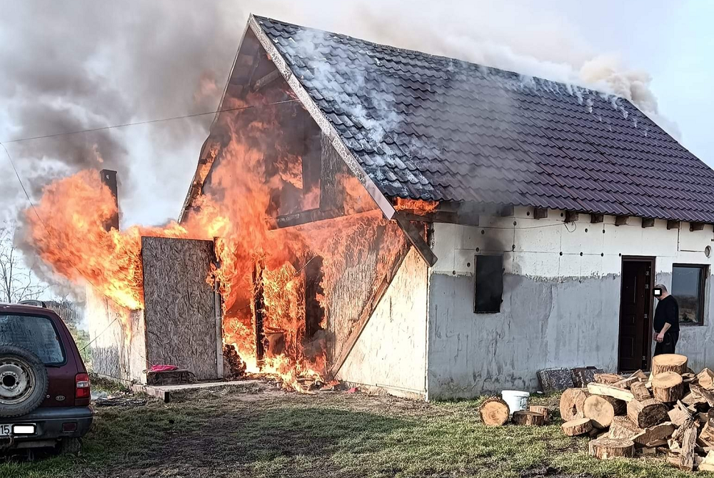 FOTO. Ce spun pompierii despre incendiul de la Sătmărel. A fost nevoie de trei autospeciale pentru a stinge flăcările