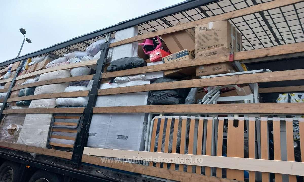 FOTO. Peste 17 tone de deșeuri, oprite la Petea. Trebuiau să ajungă la o asociație din Satu Mare