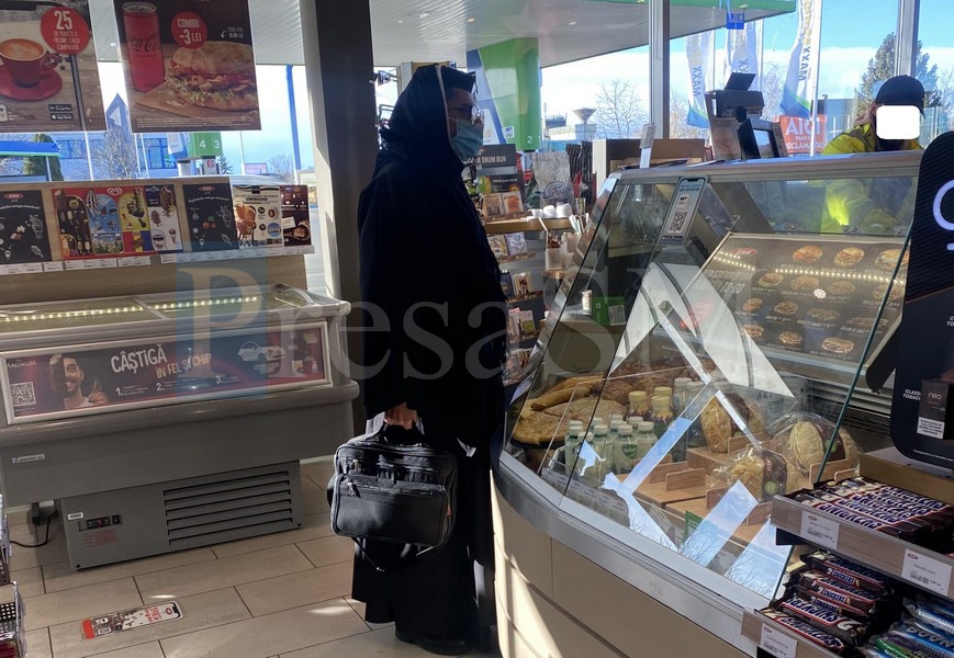 FOTO. Bărbatul deghizat în călugăriță lovește din nou în Satu Mare! Este de neoprit