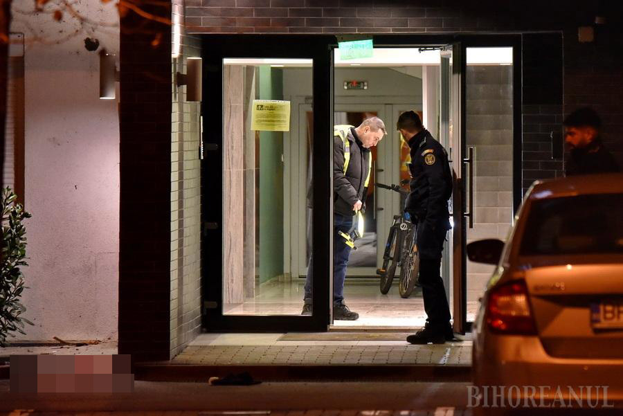 FOTO/VIDEO. Scene îngrozitoare în județul vecin. Un tată și fiul său s-au luat la cuțite. Bărbatul a murit, fiul a ajuns la spital