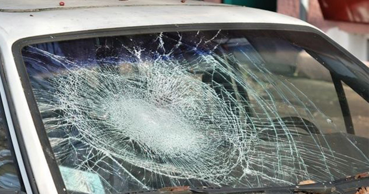 Sătmăreanul și-a parcat mașina în fața unui magazin. Când s-a întors, și-a găsit-o avariată