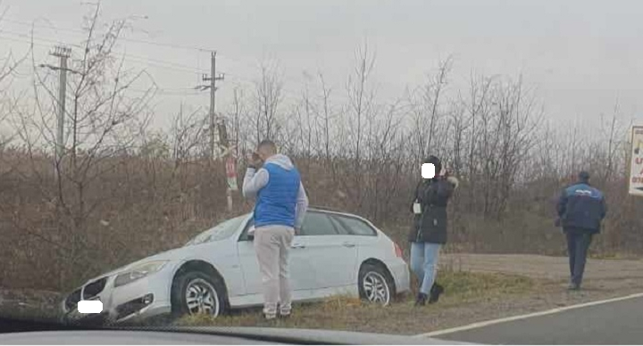 FOTO. Accident în județul Satu Mare, pe DN19. Un BMW a ajuns în șanț