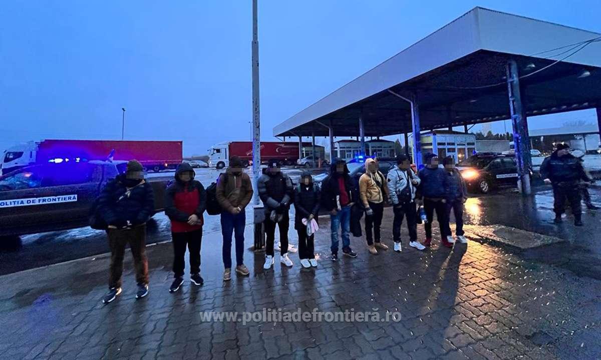ANCHETĂ. Doi șoferi străini, prinși cu 40 de imigranți transportați spre granița cu Ungaria