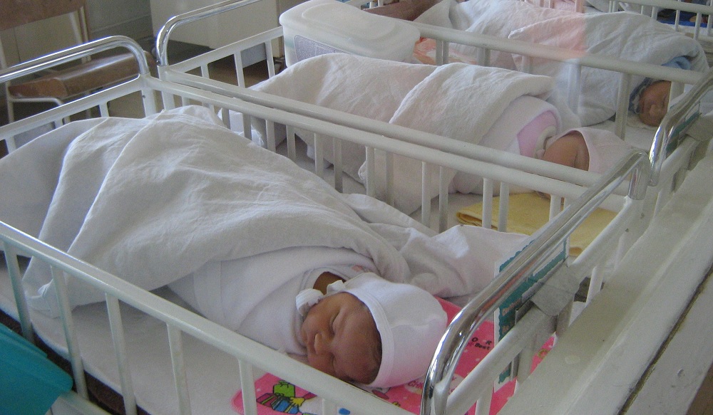 ALARMANT. Tot mai puțini nou născuți în Satu Mare. Zeci de mame minore și copii abandonați